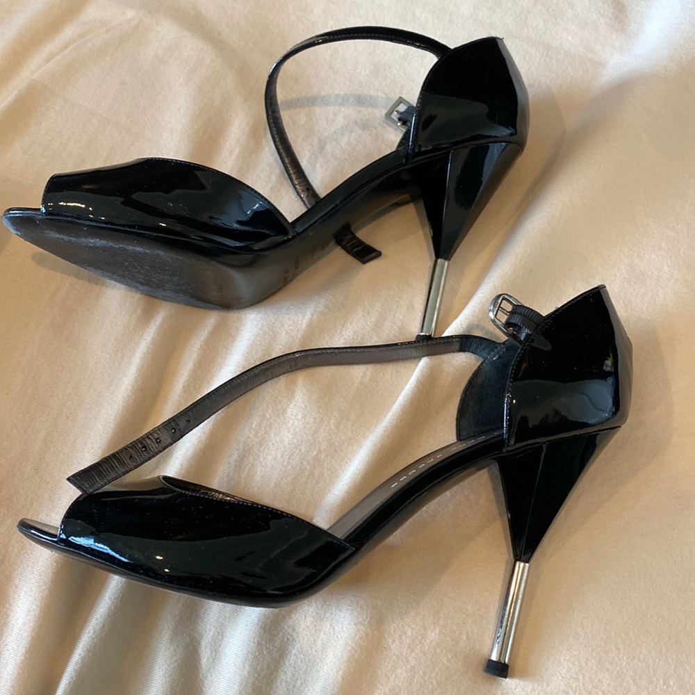 Marc by Marc Jacobs 4” black patent heels with metal accent